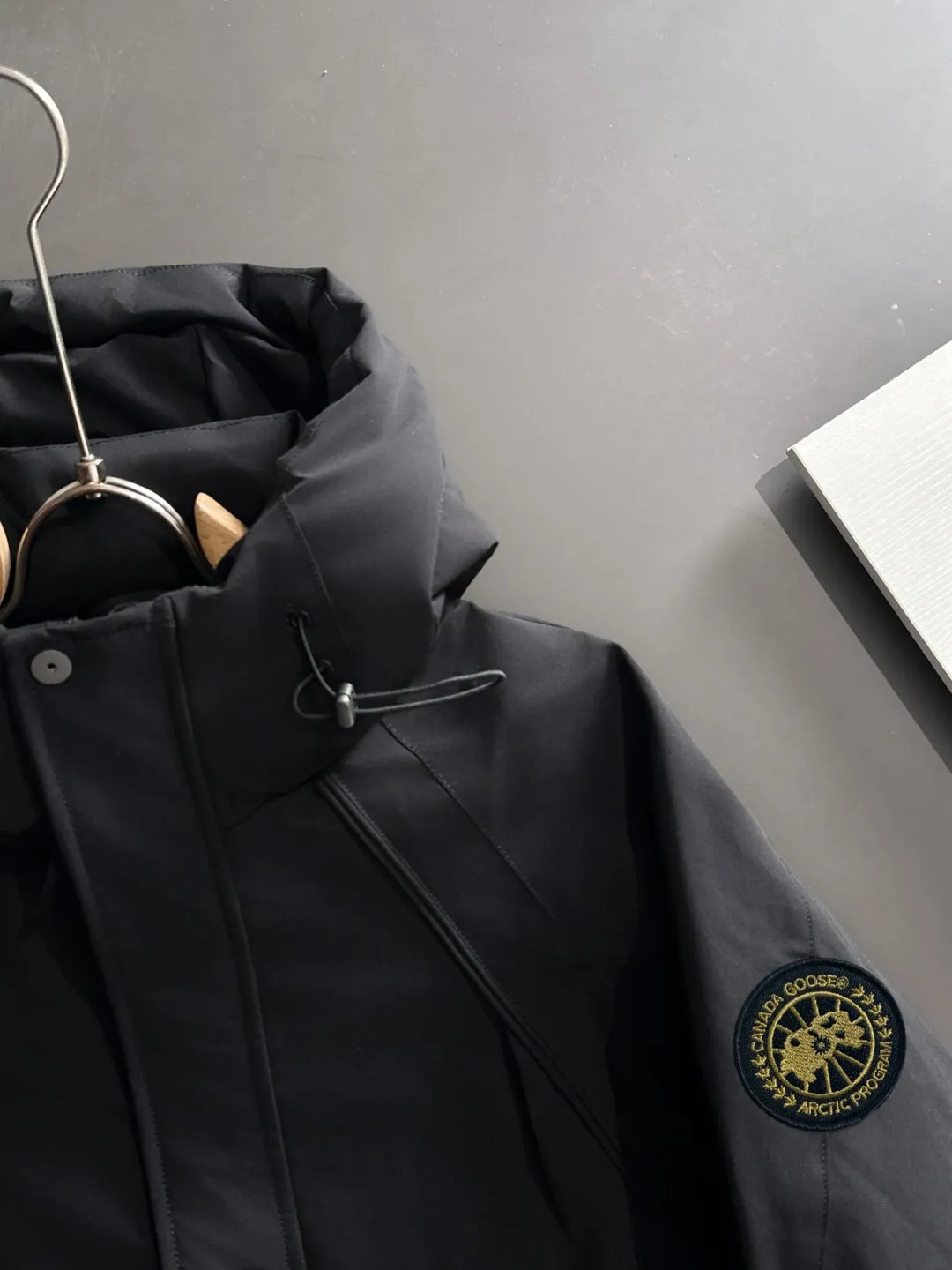 Two-day delivery time P960 Big Goose 🔥🔥 High-end customization 2025 winter official website's latest popular down jacket. Original custom-made hardware accessories for customers, all imported and original customization. Welcome to compare at the counter. Absolutely high quality. Use top-grade 90 white goose down. Super soft. Filled with fluffy and full feathers. Super heavy work. Fabric workmanship is excellent. The version is super perfect. Note⚠The fabric is super comfortable. Exclusive model. High-end quality. A must-have warm and protective artifact in winter. Size: M-3XL
